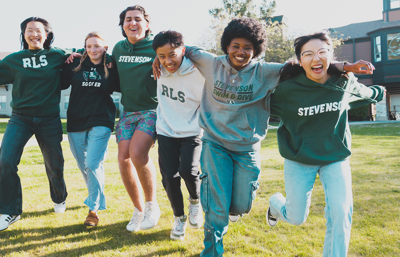 Student_Group_grass_1400x900
